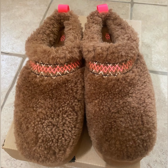 Sold! Not available! UGG NWB Taz Platform Braid Chestnut Sz10 Pink Leopard Socks - Picture 12 of 14